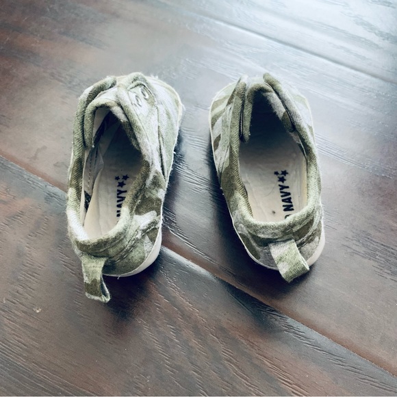 Old Navy Baby Cute Camo Easy Slip-On Soft Shoes | Size: 3-6m. | Color: Camo - Picture 5 of 9